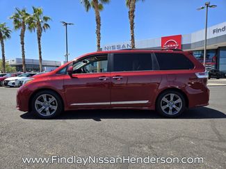 Used 2018 Toyota Sienna SE Premium w/ Carpet Mat Package FWD video 3