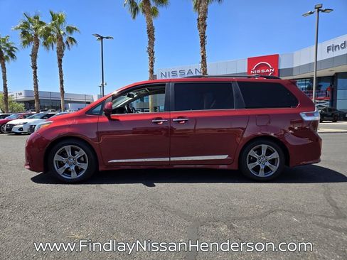 Used 2018 Toyota Sienna SE Premium w/ Carpet Mat Package FWD image 3