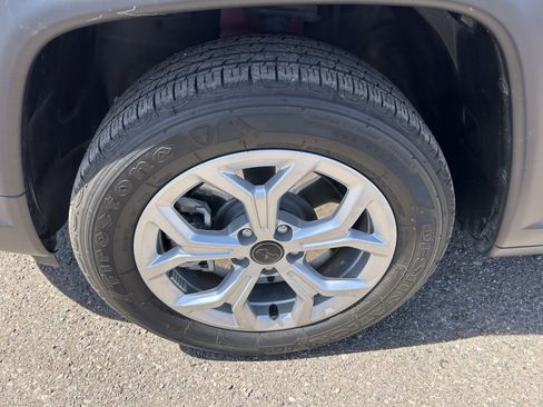 Used 2025 Jeep Compass Latitude image 8