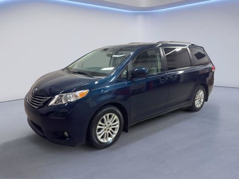 Used 2012 Toyota Sienna XLE w/ Entertainment Pkg FWD image 3