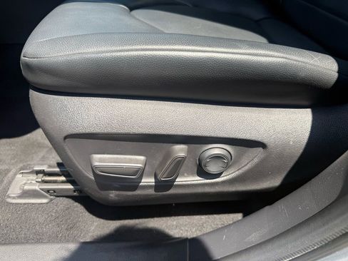 Used 2022 Toyota Highlander XLE AWD/4WD image 21