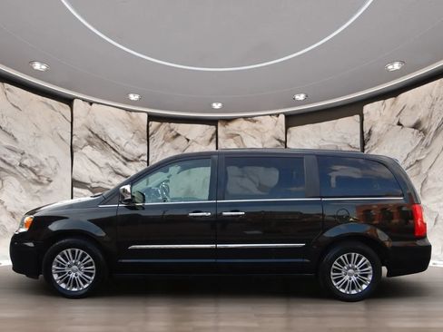 Used 2015 Chrysler Town & Country Touring-L w/ Driver Convenience Group FWD image 9