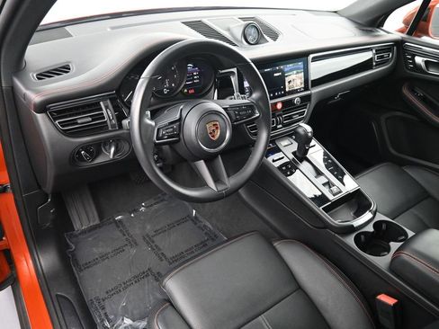 Certified 2025 Porsche Macan image 4