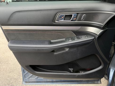 Used 2018 Ford Explorer XLT w/ Equipment Group 202A FWD image 18