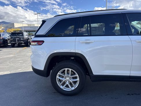 Used 2025 Jeep Grand Cherokee Laredo X w/ Trailer Tow Package AWD/4WD image 14