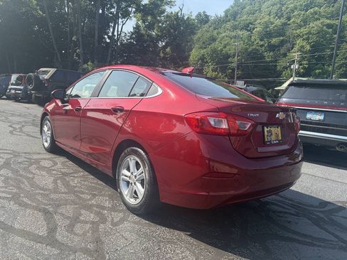 Used 2017 Chevrolet Cruze LT w/ Convenience Package FWD image 8