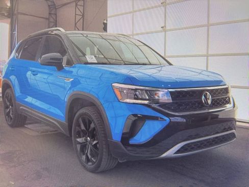 Used 2024 Volkswagen Taos SE image 2