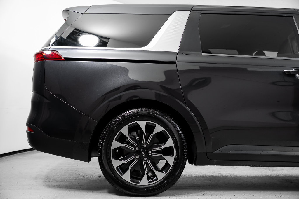 Used 2024 Kia Carnival EX FWD image 5