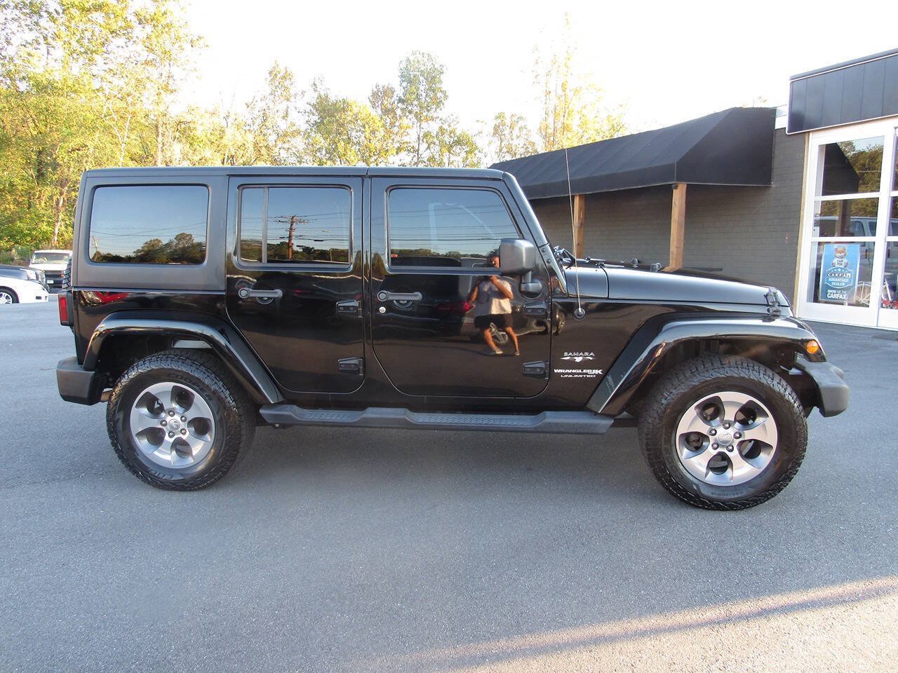 Used 2018 Jeep Wrangler Unlimited Sahara AWD/4WD image 3