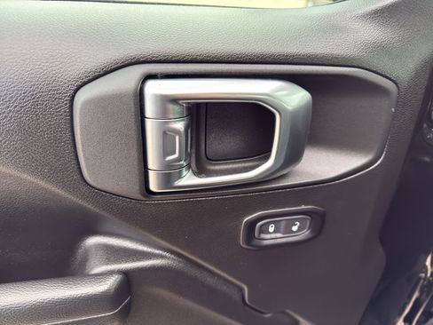 Used 2025 Jeep Gladiator Sport image 13