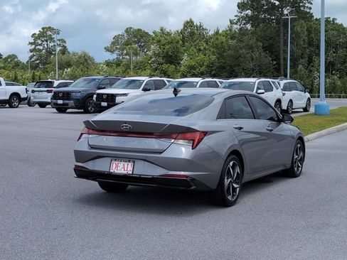 Used 2023 Hyundai Elantra Limited FWD image 3