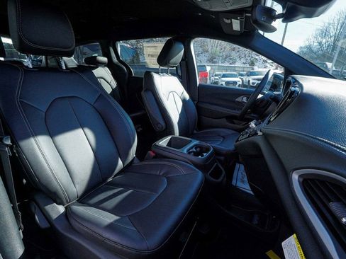 New 2026 Chrysler Pacifica Select image 39