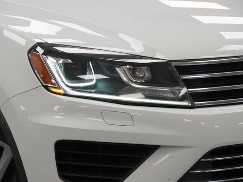 Used 2016 Volkswagen Touareg VR6 image 5