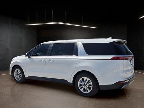 Used 2023 Kia Carnival LX FWD image 5