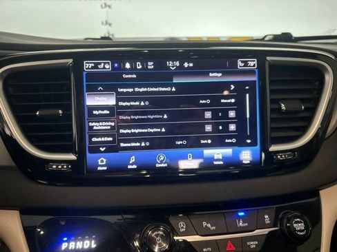 Used 2024 Chrysler Pacifica Touring-L FWD image 25