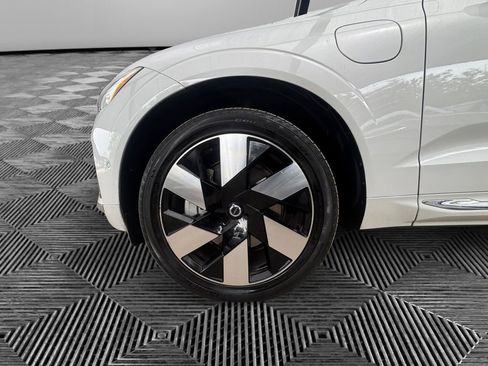 Used 2023 Volvo XC60 T8 Plus image 9