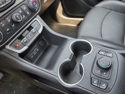 Used 2024 GMC Terrain SLT image 12