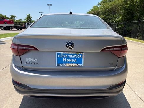 Used 2024 Volkswagen Jetta SE FWD image 4