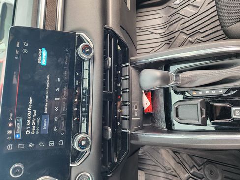 Used 2024 GMC Canyon Elevation w/ Convenience Package image 17