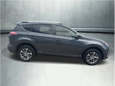 Used 2016 Toyota RAV4 XLE AWD/4WD image 5