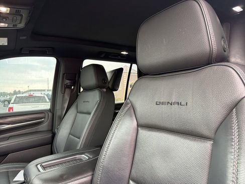 Used 2021 GMC Yukon Denali w/ Denali Premium Package image 9