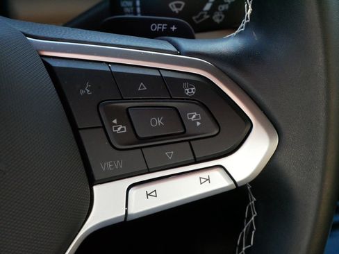 Certified 2025 Volkswagen Atlas Cross Sport SE w/ Panoramic Sunroof Package image 24