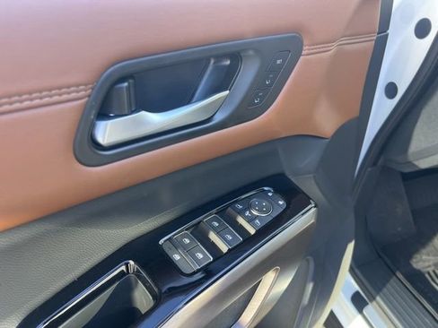 Used 2025 Nissan Pathfinder Platinum image 27