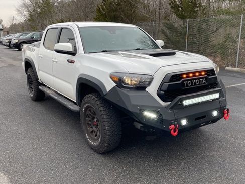 Used 2018 Toyota Tacoma TRD Pro image 2