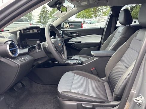Used 2025 Chevrolet Trax LT FWD image 9