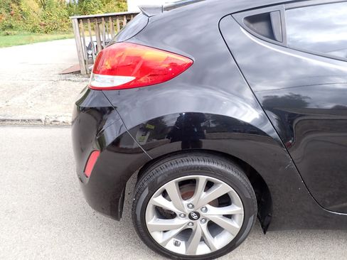 Used 2016 Hyundai Veloster image 14