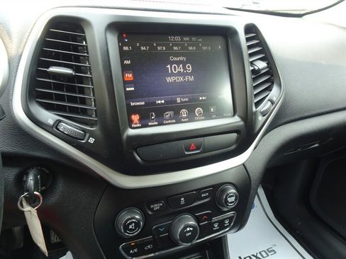 Used 2017 Jeep Cherokee Trailhawk w/ Cold Weather Group AWD/4WD image 16