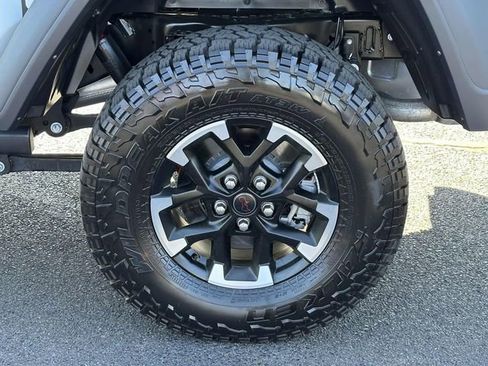 Used 2024 Jeep Gladiator Rubicon w/ Technology Group image 5