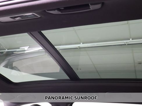 Used 2023 Volkswagen Tiguan SE R-Line image 3