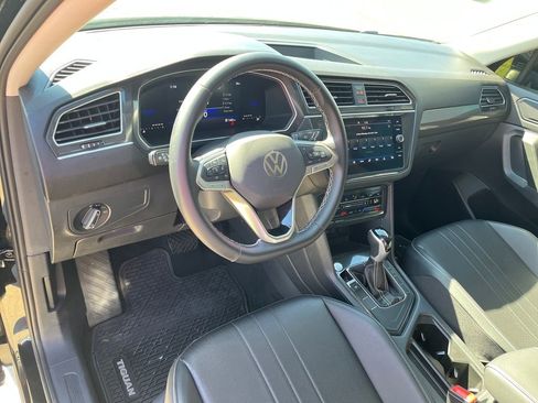 Used 2024 Volkswagen Tiguan SE image 17