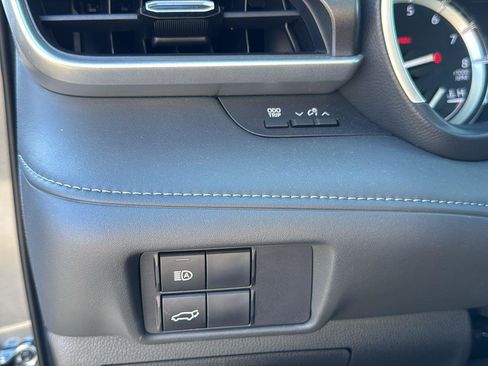 Used 2022 Toyota Highlander XLE image 9