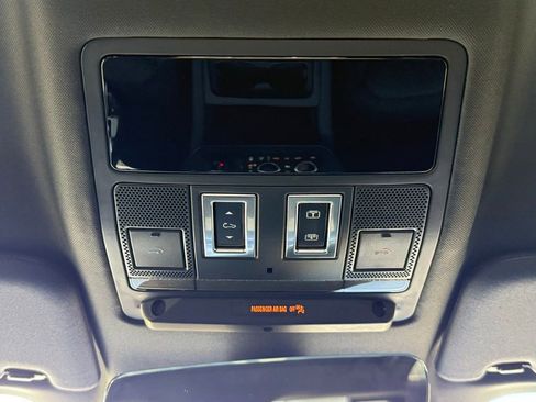 Used 2023 Land Rover Defender 110 X-Dynamic SE image 32