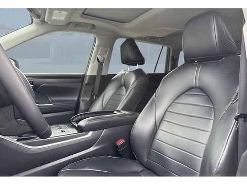 Used 2023 Toyota Highlander XLE image 11