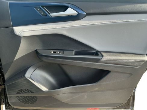 Used 2024 Volkswagen Taos SE w/ Panoramic Sunroof Package image 16