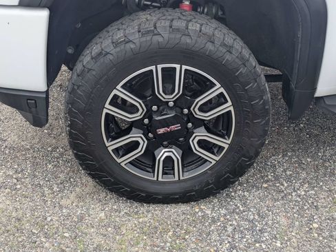 Used 2022 GMC Sierra 2500 AT4 w/ AT4 Preferred Package AWD/4WD image 10