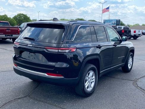 Used 2023 Jeep Grand Cherokee Laredo AWD/4WD image 3
