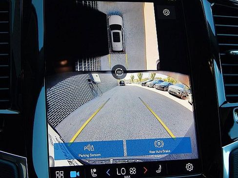 Certified 2025 Volvo XC90 B6 Plus image 27