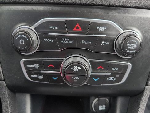 Used 2019 Dodge Charger SXT image 31