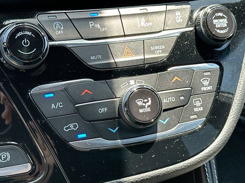 Used 2026 Chrysler Pacifica Limited FWD image 19