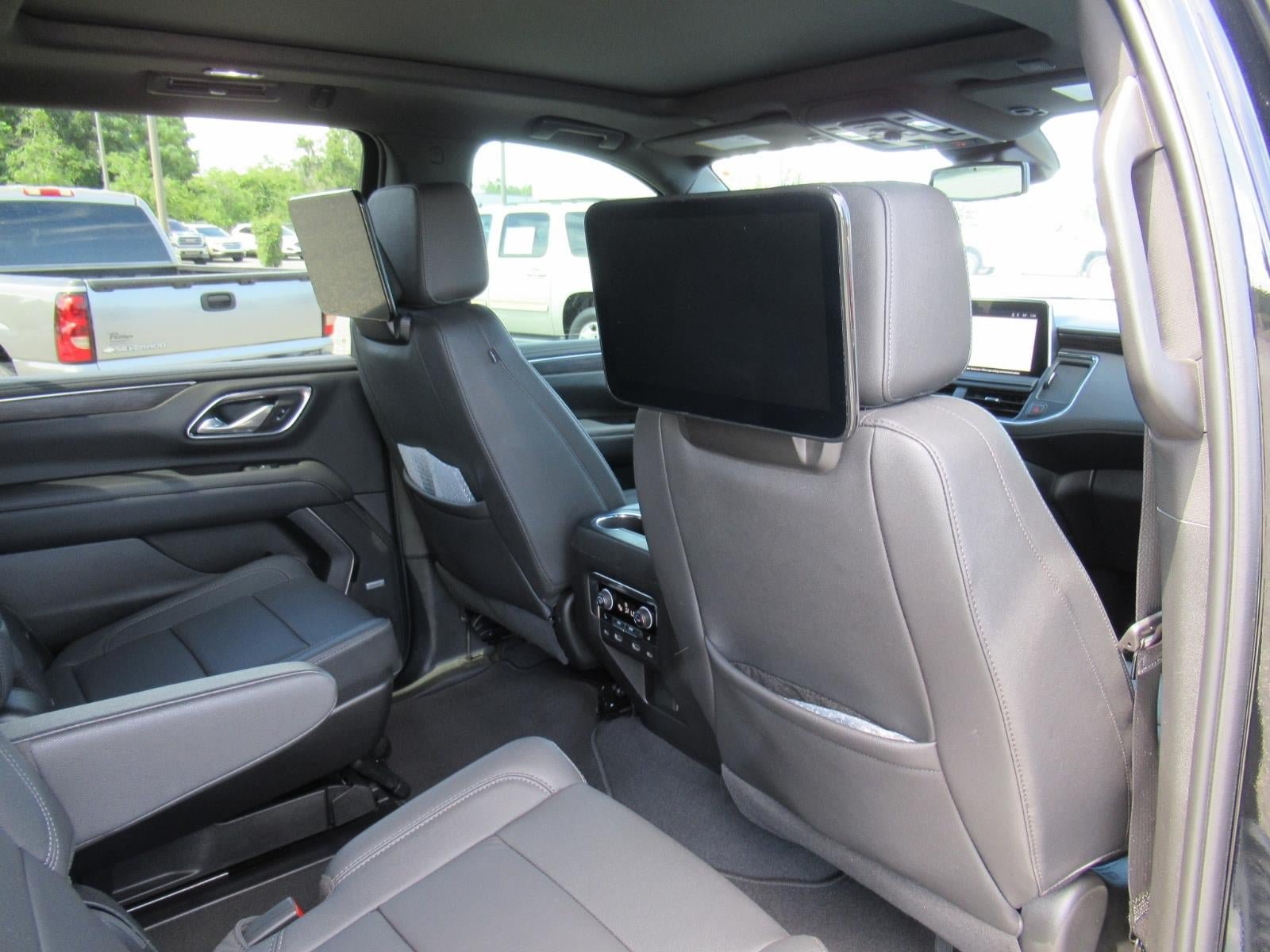 Used 2023 Chevrolet Suburban Z71 w/ Luxury Package AWD/4WD image 12