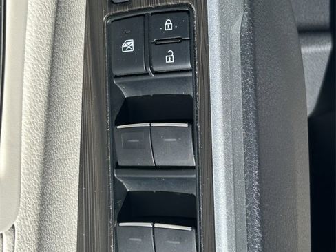 Used 2022 Toyota Sienna Limited image 29