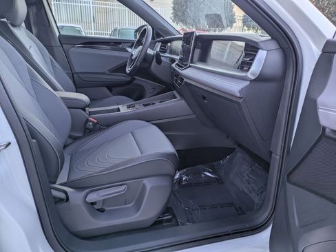 Used 2025 Volkswagen Tiguan SE R-Line image 24