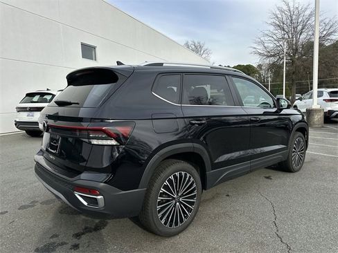 New 2026 Volkswagen Taos SE image 5