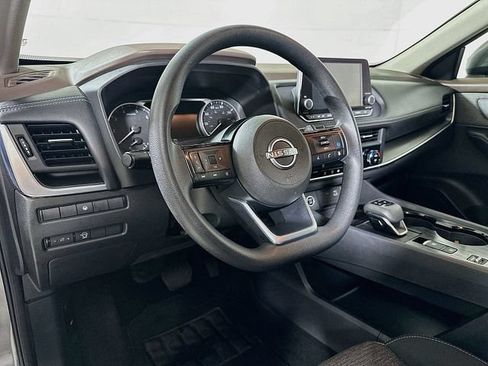 Used 2023 Nissan Rogue SV FWD image 9