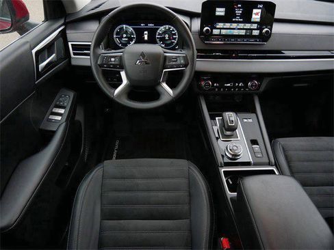 Used 2025 Mitsubishi Outlander SE image 10