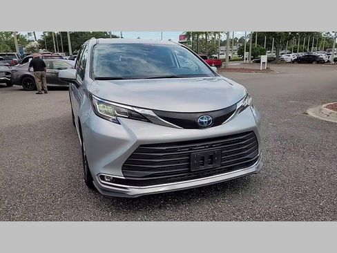 Used 2023 Toyota Sienna XLE image 40